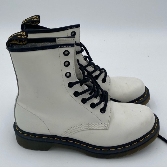 Dr Marten 8 eye 11821 white smooth leather size 7  air wair lace up combat boots - Picture 1 of 10